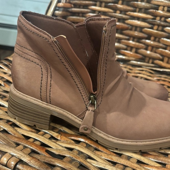 Clarks Women's Heart Dove Tan Nubuck Brun Ankle Boots Size 8 - Picture 4 of 14